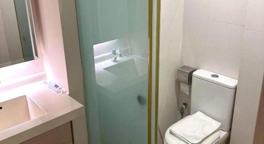 Hotel RedDoorz Premium at Balestier Singapur Exterior foto